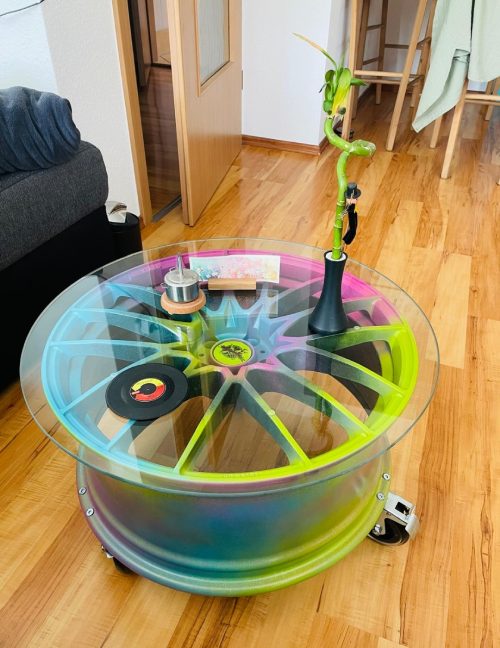 Couchtisch aus einer lackierten Fahrzeugfelge mit Glasplatte
