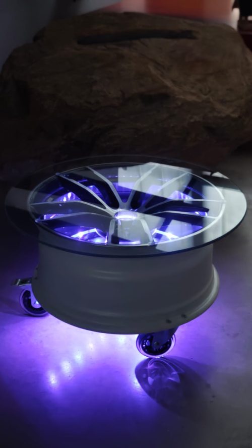 Couchtisch aus einer Fahrzeugfelge mit LED-Beleuchtung
