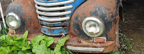 Front eines unrestaurierten Fahrzeugs mit Patina