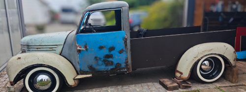 Klassischer Pritschenwagen in Blau und Creme nach der Restaurierung